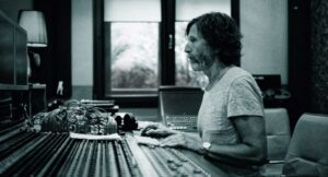 Maciej Staniecki podczas miksu analogowego w studio